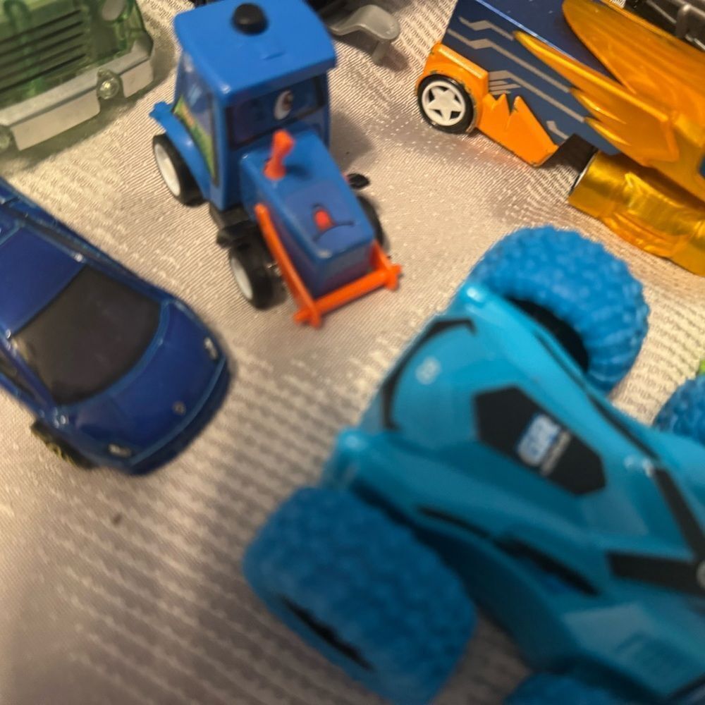 Cars Cars & More Cars! Racers, model cars, jeep, transformer, spins & more! (20) - Picture 4 of 16
